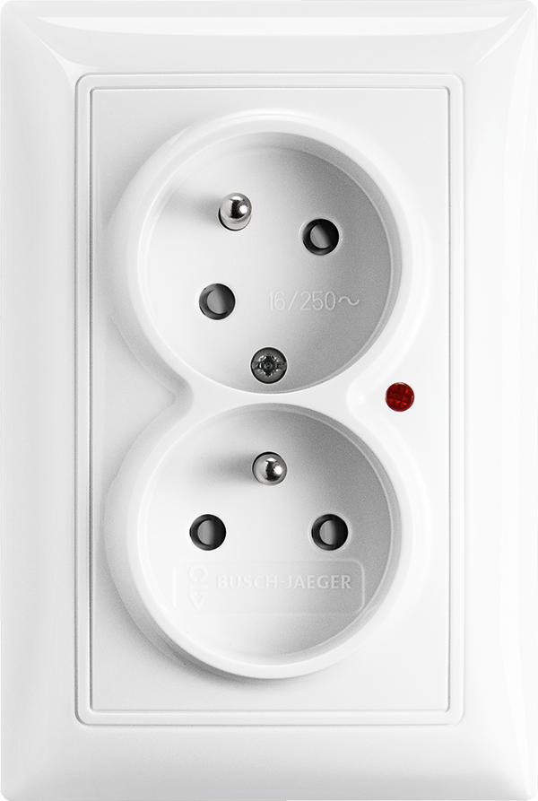 Zásuvka dvojnásobná s ochrannými kolíkmi, s clonkami, s natočenou dutinou, s ochranou pred prepätím, biela