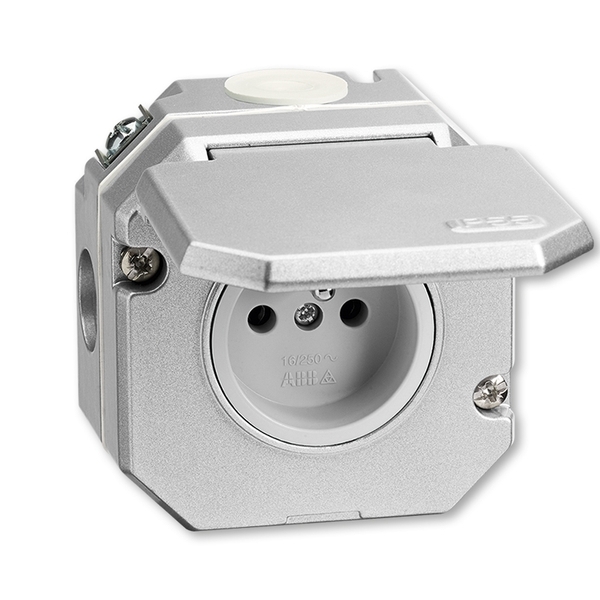 Zásuvka jednonásobná IP 55, s ochranným kolíkom, s viečkom, strieborná