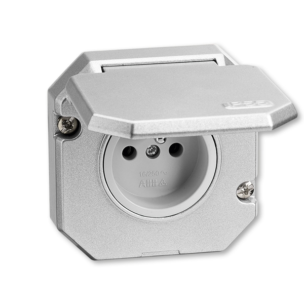 Zásuvka jednonásobná IP 55, s ochranným kolíkom, s viečkom, zapustená, strieborná