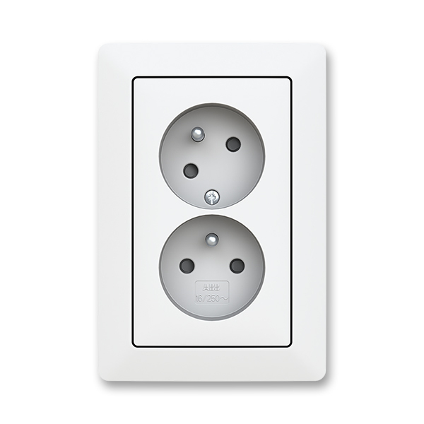 Zásuvka dvojnásobná bezskrutková, s clonkami, s natočenou dutinou, matná biela