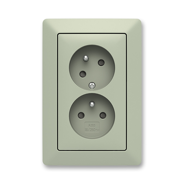 Zásuvka dvojnásobná bezskrutková, s clonkami, s natočenou dutinou, olivová / biela