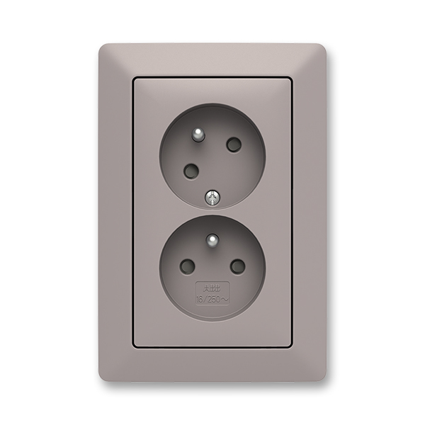 Zásuvka dvojnásobná bezskrutková, s clonkami, s natočenou dutinou, greige / biela